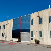 Capannone con uffici