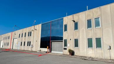 Capannone con uffici