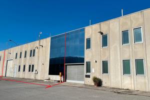 Capannone con uffici