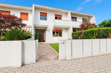 VILLA A SCHIERA CENTRALE A DUEVILLE
