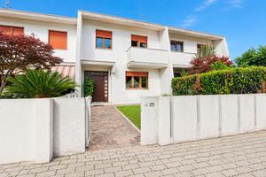 VILLA A SCHIERA CENTRALE A DUEVILLE
