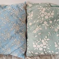 coppia cuscini e copri cuscini ricamati floreali