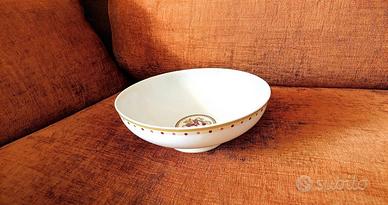 Elegante ciotola in fine porcellana firmata Carlo