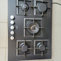 Piano cottura a gas 5 fuochi.
