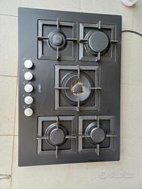 Piano cottura a gas 5 fuochi.