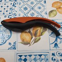Schiaccianoci Tupperware arancione nero. Nuovo