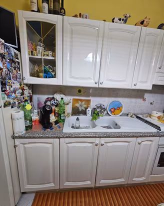 Cucina con elettrodomestici