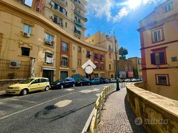 4 LOCALI A NAPOLI