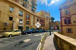 4 LOCALI A NAPOLI