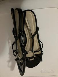 Scarpe lucide colore nero con fibia in argento.