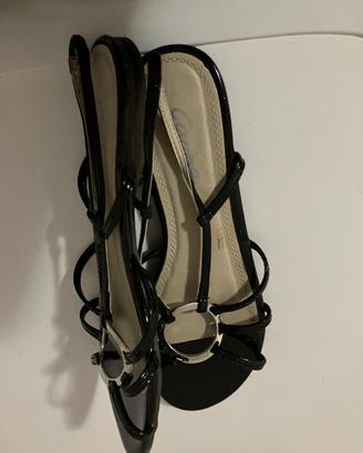 Scarpe lucide colore nero con fibia in argento.