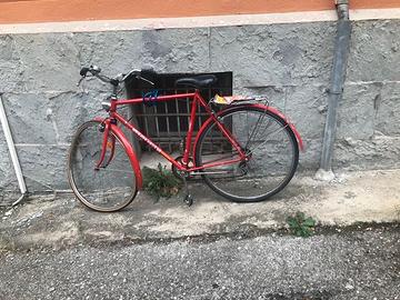 bicicletta da uomo bianchi incidentata