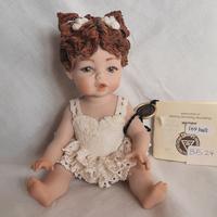 Bambola Sibania. Ballerina seduta a terra