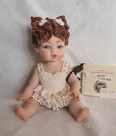 Bambola Sibania. Ballerina seduta a terra