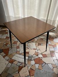 Tavoli in formica