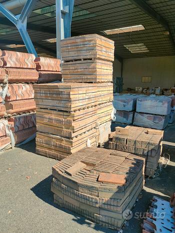 Materiale edile vario, pavimento, mattoni, ecc