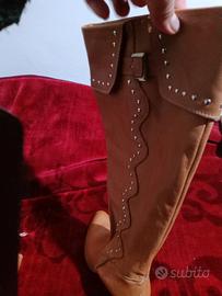 e stivali bej di pelle 39