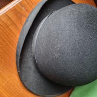 Bombetta e cappelli a cilindro usati.