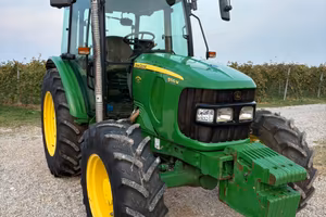 John Deere 5100