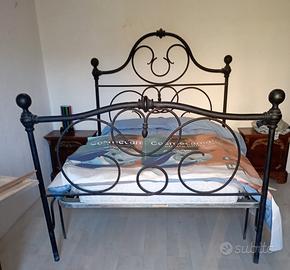 Antico letto in ferro.