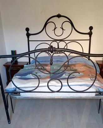 Antico letto in ferro.