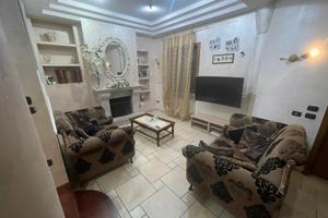 Villa a spalla con giardino