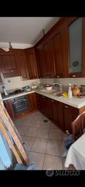 Cucina in legno senza elettrodomestici