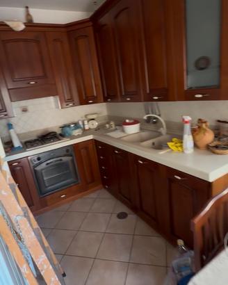 Cucina in legno senza elettrodomestici