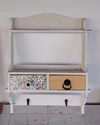 mobiletto shabby chic con cassetti e ganci