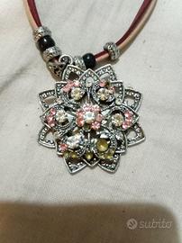 Collana floreale in pietre colorate
