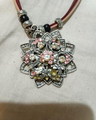 Collana floreale in pietre colorate