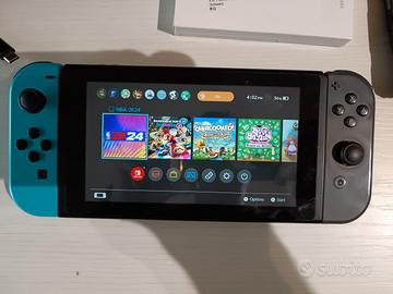 Nintendo Switch pari al nuovo con accessori nuovi 