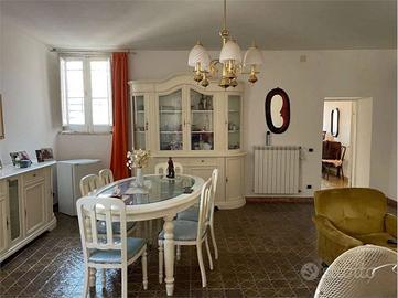 Casa indipendente di 220 m² con più di 5 locali a 