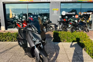 YAMAHA X-MAX 300 TUTTO INCLUSO ANCHE PASSAGGIO!