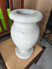 Urna in marmo circa 38x18cm. Con bicchiere