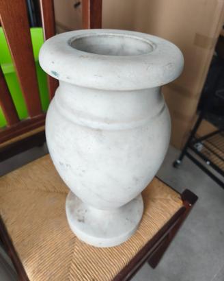 Urna in marmo circa 38x18cm. Con bicchiere