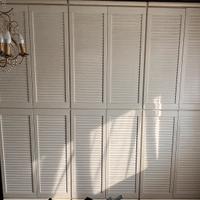 Armadio in legno massiccio bianco