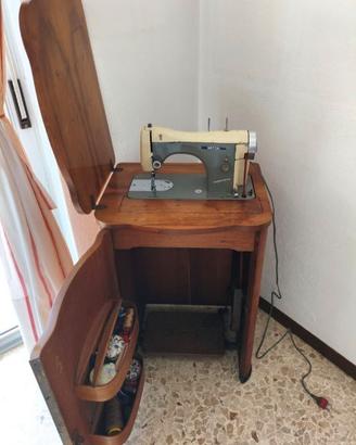 Macchina da cucire anni '60 Necchi Supernova
