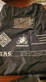 pantaloni e giacca anti pioggia copriscarpe guanti