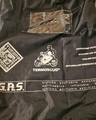 pantaloni e giacca anti pioggia copriscarpe guanti