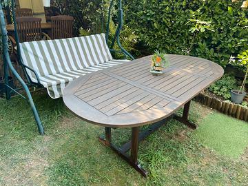 Tavolo da giardino in legno allungabile.
