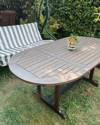 Tavolo da giardino in legno allungabile.