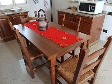 tavolo da cucina con sedie