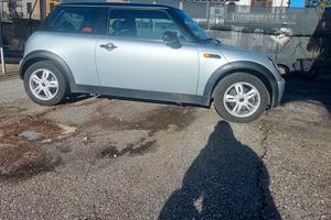 mini cooper benzina tenuta benissimo 