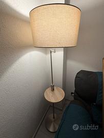 Lampada da terra moderna con USB e ripiano