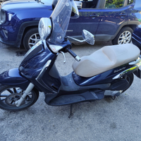 Scooter ben tenuto e tagliandata con bauletto