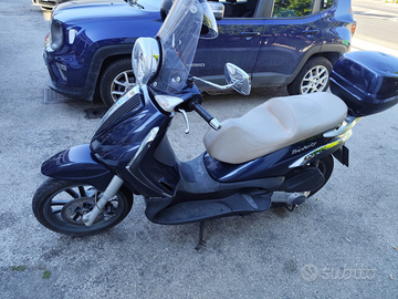 Scooter ben tenuto e tagliandata con bauletto