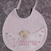 Bavaglino nascita con ricamo a punto croce 