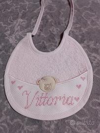 Bavaglino nascita con ricamo a punto croce 