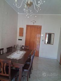 Tavolo in legno con sei sedie